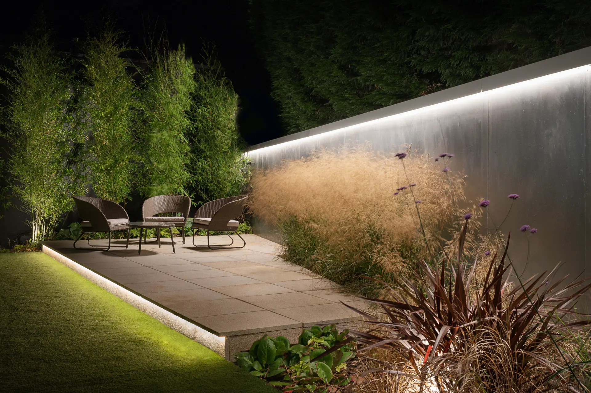 Example of a striking and contemporary garden design