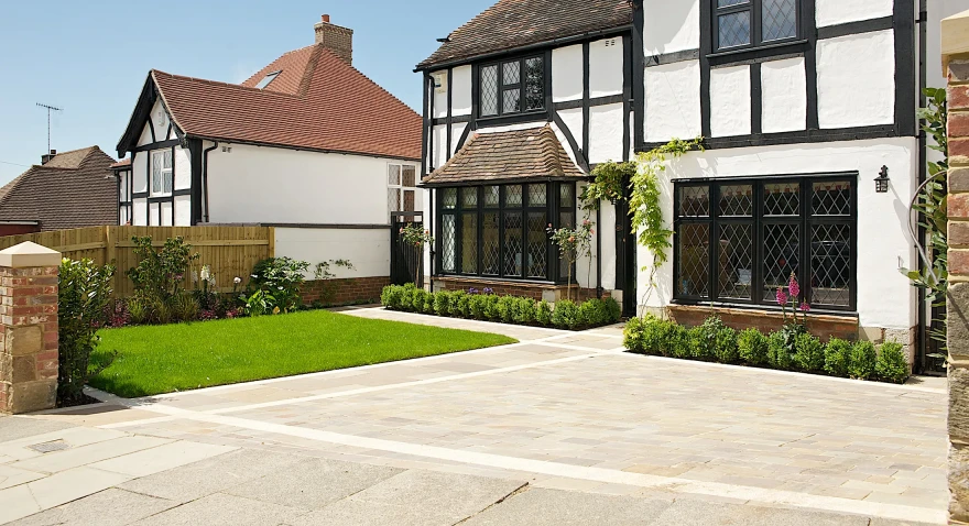 Refined Reception garden image 3