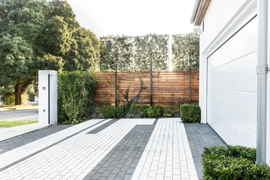 Linear Embrace garden image 2