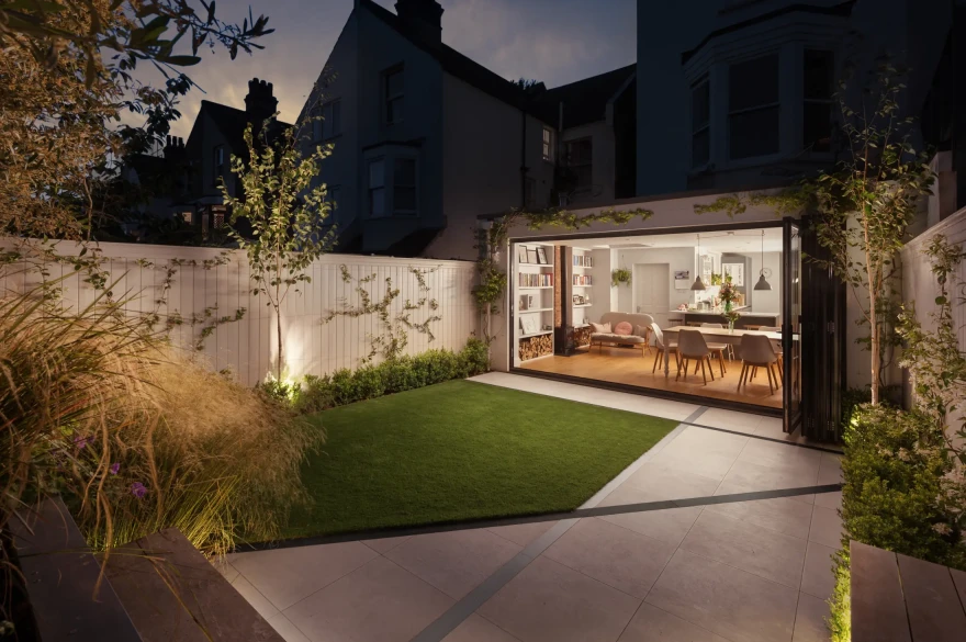 Townhouse Escape garden image 4