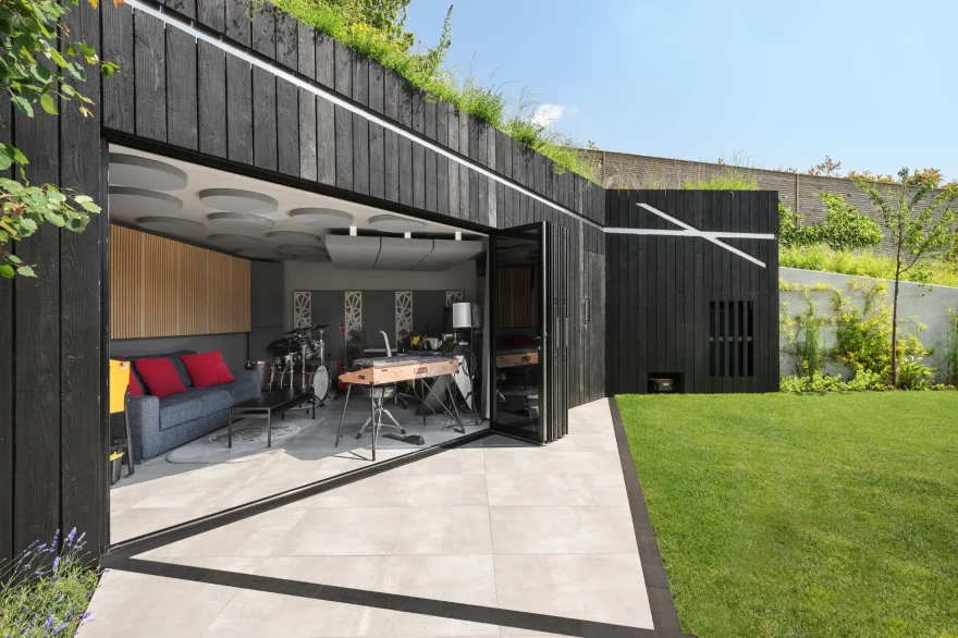 Contemporary Music Room, Wetroom, Sauna & Storage garden image 2