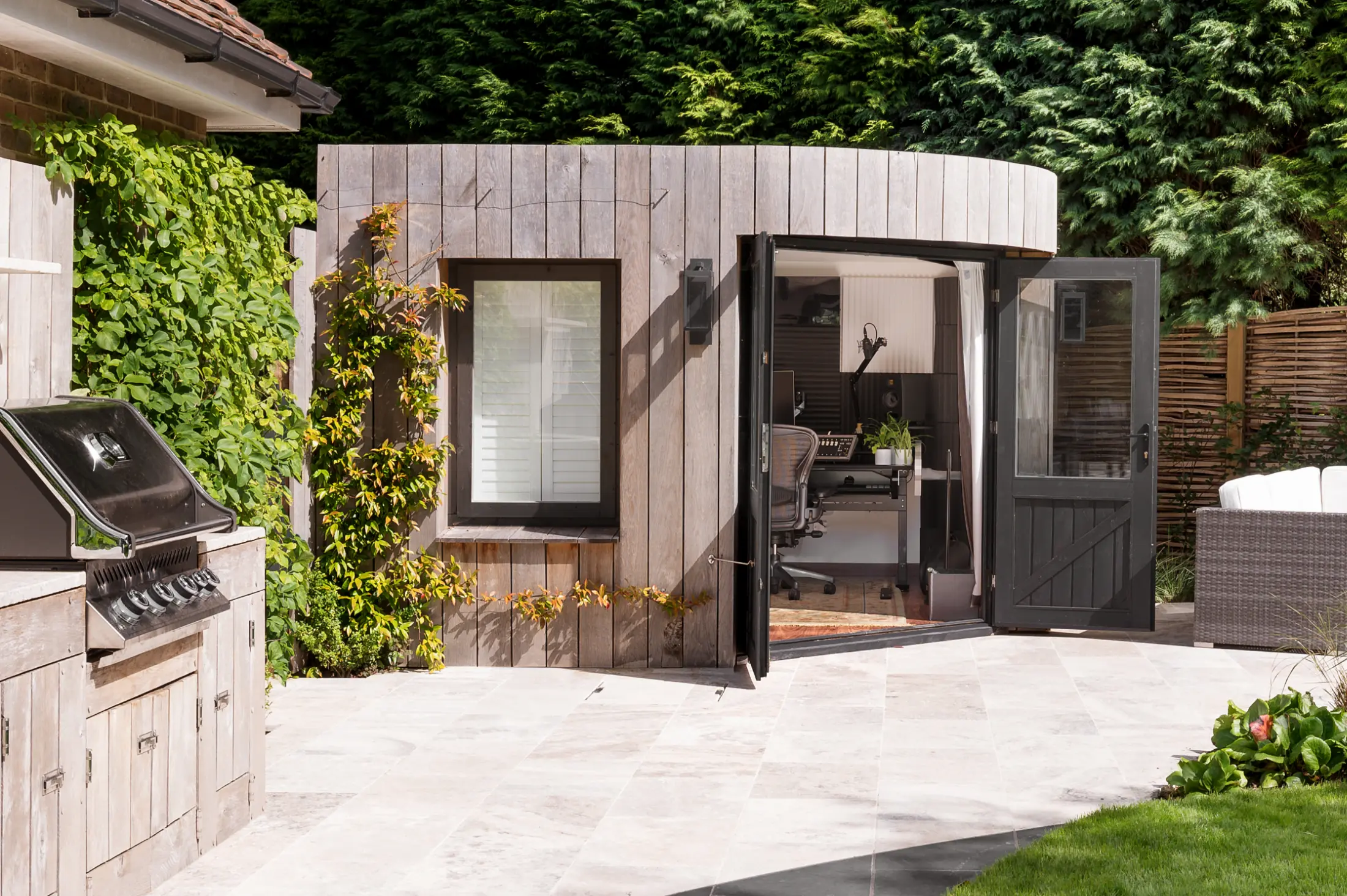 Curving Timeless Garden Office image